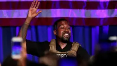 كانييه ويست ينظم أول تجمع له لدعم ترشيحه للانتخابات الرئاسية في نورث تشارلستون بولاية ساوث كارولينا بالولايات المتحدة يوم 19 يوليو/تموز 2020.