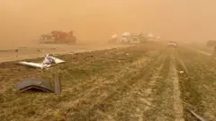 un accidente en la carretera causado por una tormenta de polvo