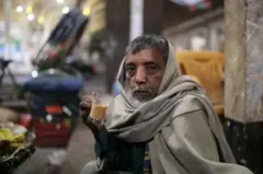 চা হাতে এক বৃদ্ধ