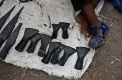 መጥረብያ፣ ዶማ፣ ማረሻ ወዘተ አምርተው የሚሸጡ ቀጥቃጮች