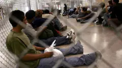 Migrantes mexicanos em uma cela.