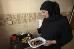 یوه مېرمنه پخلی کوي