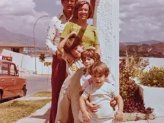 Foto de Santiago Schnell ainda criança com seus dois irmãos, pai e mãe.