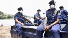 Mu gihe cy'ibihe bidasanzwe, polisi yabuzaga ingendo zo kuva mu ntara imwe ujya mu yindi