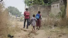 Ụmụaka atọ ndị a gara ịzụta ihe n'ahịa Afor Ogbe dị na Mbaise, Imo Steeti