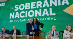 Lula e Laura Carvalho durante reunião do Conselho de Desenvolvimento Econômico, Social e Sustentável, conhecido como "Conselhão"