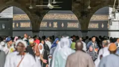 Dubban Musulmi ne ke isa Kaaba domin yin aikin ibada duk wata