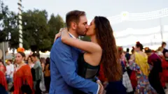 Muškarac i žena se grle i ljube 