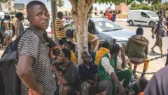 Godaantonni dhibbaan lakkaa'aman bakka jireenyaa isaanii keessaa ari'amaniiru