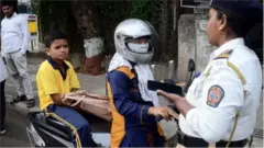 হেলমেট নিয়ে রীতিমত লড়াই করছে পুনের পুলিশ