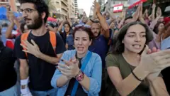 متظاهرون في بيروت