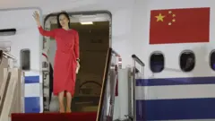 孟晚舟抵達深圳寶安機場後步出機艙向接機群眾揮手（25/9/2021）