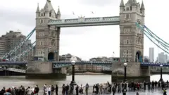 লন্ডনে টেমস নদী বরাবর মানুষের লাইন।