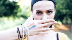 Девушка и рука, закрывающая ей рот