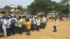 మంగళగిరి మండలం పెదవడ్లపూడి గ్రామంలో ఉన్న మద్యం దుకాణం వద్ద భారీ సంఖ్యలో మద్యం ప్రియులు.