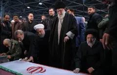 Larijani e outros políticos e clérigos aparecem ao lado de uma bandeira do Irã