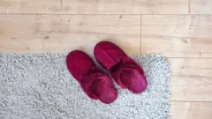 Calçados, tipo pantufas, para uso interno em casa