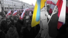 Акция протеста с польскими флагами