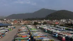 राइड शेअरिङ सेवालाई वैधानिक बनाउने सरकारी कदमविरुद्ध व्यवसायीहरूले सार्वजनिक सवारीसाधनहरू थन्क्याएर आन्दोलन गरेका छन् 