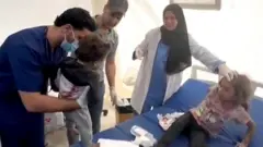 O momento em que irmãs se reencontram após ataque aéreo de Israel em Gaza