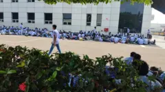சாம்சங் இந்தியா: 3 தொழிலாளர்கள் இடைநீக்கம், நள்ளிரவிலும் தொடர்ந்த காத்திருப்புப் போராட்டம் - என்ன நடக்கிறது?