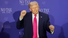 Trump klasik dans figürünü yapıyor, bir eli yukarıda bir eli aşağıda 