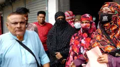 নারায়ণগঞ্জে ইসলামী ব্যাংকের একটি এজেন্ট আউটলেটের সামনে প্রতারণার শিকার কয়েকজন গ্রাহক।