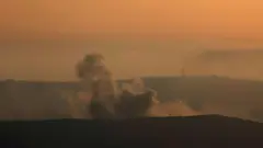 يتصاعد الدخان نتيجة غارة جوية إسرائيلية في جنوب لبنان، كما يظهر من الجانب الإسرائيلي للحدود، في شمال إسرائيل