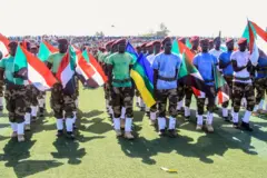 مقاتلون من حركة تحرير السودان، بملابس ملونة يحضرون حفل تخرج في ولاية القضارف جنوب شرق البلاد في 28 مارس/آذار 2024.(صورة من وكالة فرانس برس) (صورة من -/وكالة فرانس برس عبر صور غيتي)