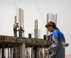  کارگران ساختمانی افغان در یک محل ساخت‌وساز در حال انجام کارهای مرتبط به یک بنای اسمنتی دیده می‌شوند. 