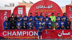 شاد نکردن بازیکنان تیم خاتون بم در جشن قهرمانی با واکنش‌های گسترده‌ای در فضای مجازی روبرو شد