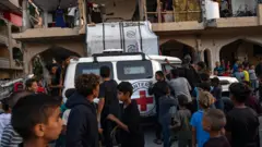 وصلت فرق تابعة للصليب الأحمر إلى موقع في مدينة حمد بخان يونس جنوبي قطاع غزة، حيث تواصل كتائب القسام، الجناح العسكري لحركة حماس، عمليات البحث عن جثث رهائن إسرائيليين، وذلك في 17 تشرين الأول/أكتوبر 2025.