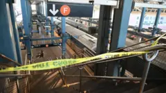 警察は、ブルックリンに位置するコーニー・アイランド―スティルウェル・アヴェニュー駅で火災の通報を受けた