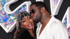 Sean Combs beijandopix bet classicmãe Janice na bochecha no tapete vermelho do 2023 MTV Awards