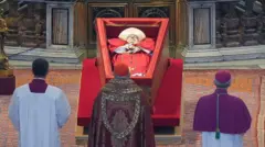 Caixão do papa em exibição na Basílica de São Pedro