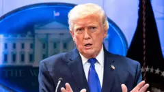 2026년 2월 20일 미국 워싱턴DC 백악관 브리핑룸에서 연방대법원이 그의 관세 대부분을 무효화한 판결과 관련해 기자회견을 하는 도널드 트럼프 미국 대통령.