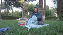 avganistnka prodaje knjige i prkosi talibanima