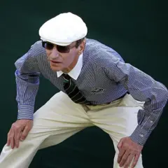 Juiz de linha de Wimbledon se prepara para observar o lance