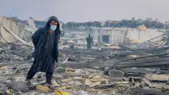 رجل يسير في موقع مدمر