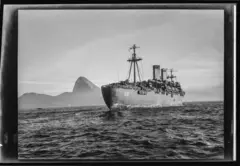 Navio na Baía de Guanabara, com Pão de Açúcar ao fundo