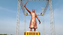 4 डिसेंबर 2023 रोजी अनावरण केलेला हाच पुतळा आता कोसळला आहे. 