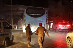 حافلات تقل عناصر من قوات سوريا الديمقراطية تغادر حي الشيخ مقصود بموجب اتفاقية إجلاء عقب عمليات الجيش