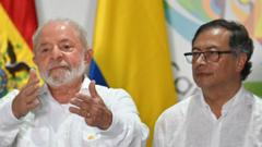 Lula gesticula con Petro a su derecha en una imagen de archivo.  