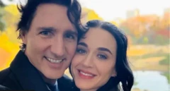 Katy Perry ve Justin Trudeau yanak yanağalar ve selfie çekiyorlar. Arkalarında tablo gibi bir doğa var.