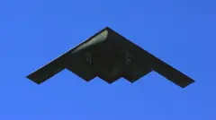 Bombardeiro B2 voando nos céus