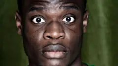 Homme à l'air surpris