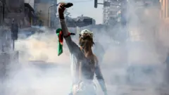 በሺህዎች የሚቆጠሩ ወጣቶች አደባባይ ወጥተዋል