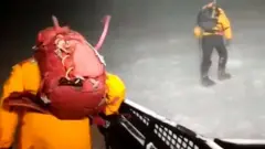 Издөө болгон жерде бир метрден ары эчтеке көрүнбөйт