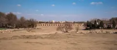 O rio Zayandeh Rud seco e a histórica ponte Si-o-se-pol (Ponte dos 33 Arcos) em Isfahan, no Irã, no dia 22 de revereiro de 2025. O rio é uma das principais atrações turísticas da cidade e pontes históricas como a Si-o-se-pol podem ser danificadas pelo afundamento do leito do rio.