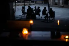 Люди в Галисии ужинают при свечах